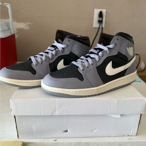 Air Jordan Woman’s 1 Mid
